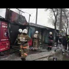Два СТО и автомобиль сгорели в Шымкенте Два СТО и автомобиль сгорели в Шымкенте