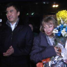 Аким Шымкента встретил обладательницу награды «Герой труда» в аэропорту