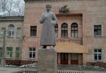 В Алматы появился памятник Сталину