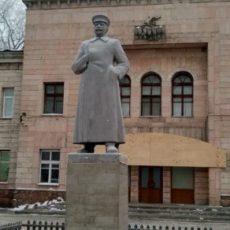 В Алматы появился памятник Сталину