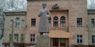 В Алматы появился памятник Сталину