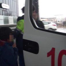 В Шымкенте водитель при маневре зеркалом авто разбил нос школьнику