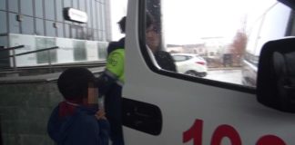 В Шымкенте водитель при маневре зеркалом авто разбил нос школьнику