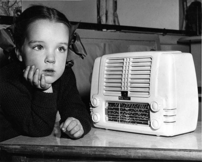 девочка и радио