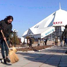 Претендентки на «Мисс Шымкент — 2018» подмели улицы мегаполиса Претендентки на "Мисс Шымкент - 2018" подмели улицы Шымкента