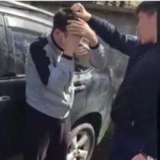 Уволен полицейский, издевавшийся над мужчиной в Туркестанской области Уволен полицейский, издевавшийся над мужчиной