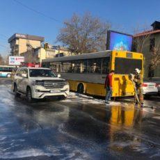 В Шымкенте загорелась шина маршрутного автобуса