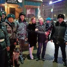 Гвардейцы и прохожие помогли найти потерявшегося малыша в Шымкенте Гвардейцы и прохожие помогли найти потерявшегося малыша в Шымкенте