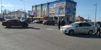 В Шымкенте в результате ДТП перевернулось такси