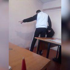 Видео, где преподаватель колледжа избивает учащихся, изучают в правоохранительных органах