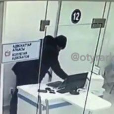 В Шымкенте у адвоката неизвестный украл ноутбук В Шымкенте у адвоката неизвестный украл ноутбук