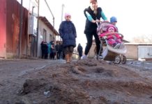 На улице Хаят в Старом городе случилось чудо: грязь убрали, дорогу засыпали Бездорожье в Старом городе