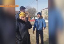 В Туркестане едва не снесли дом, в котором находились люди В Туркестане едва не снесли дом, в котором находились люди