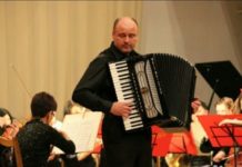 Аккордеонист подарил землякам удивительный концерт