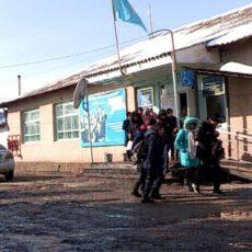 В каких условиях обучаются школьники в поселке Манкент Сайрамского района Средняя школа "Айнабулак" в поселке Манкент