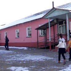 После капремонта в школе «Далабазар» появились странные узоры на потолке