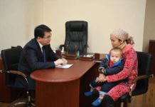 Оставшейся без крова многодетной матери в Туркестанской области оказали помощь