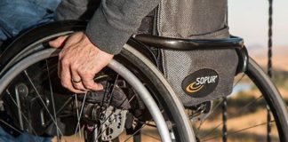 В Шымкенте легковой автомобиль сбил мужчину, просившего милостыню на проезжей части.