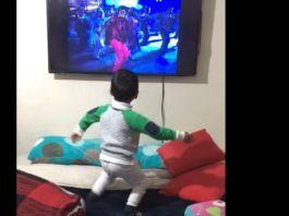 Малыш танцует под Майкла Джексона