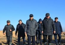 Жансеит Туймебаев в резиновых сапогах прошелся по Туркестану