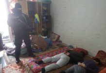 Полицейские Туркестанской области задержали группу молодых людей с оружием спец операция