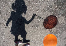 «Обеспечивайте сами»: мать, требовавшая квартиру, оставила детей в акимате Шымкента Домогательство к ребенку