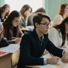 Школьные кабинеты в коридорах: Справляются ли с нагрузкой в школах Шымкента? Ученики в школе