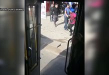 В Шымкенте беременную кондукторшу автобуса избил коллега (видео) Беременную кондукторшу автобуса избил коллега