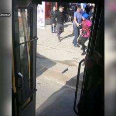 В Шымкенте беременную кондукторшу автобуса избил коллега (видео) Беременную кондукторшу автобуса избил коллега