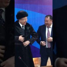 Акиму Туркестанской области за плодотворную работу подарили чапан (ВИДЕО) Акиму Туркестанской области за плодотворную работу подарили чапан