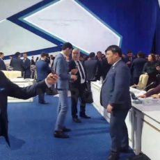 На съезде «Нур Отан» случился ажиотаж вокруг кресла президента (видео)