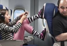 О бесплатных авиабилетах для детей рассказал министр пассажиры самолета