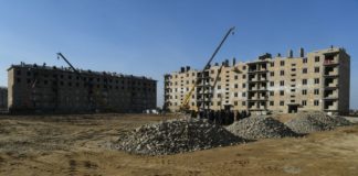 В две смены работают строители в Туркестане