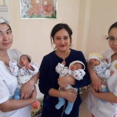 Недоношенных малышей из тройни спасли врачи Шымкента