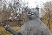 Странные скульптур-мультур появились на Ташкентской трассе Креативное кафе. Кинг-конг