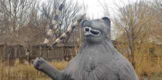 Странные скульптур-мультур появились на Ташкентской трассе Креативное кафе. Кинг-конг