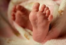 Девушка родила ребенка прямо в торговом центре Шымкента