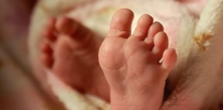 Девушка родила ребенка прямо в торговом центре Шымкента