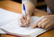 Принудительную подписку учителей на газеты прокомментировали в Правительстве