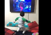 Малыш обалденно танцует под легендарный хит Майкла Джексона – позитивное видео Малыш танцует под Майкла Джексона