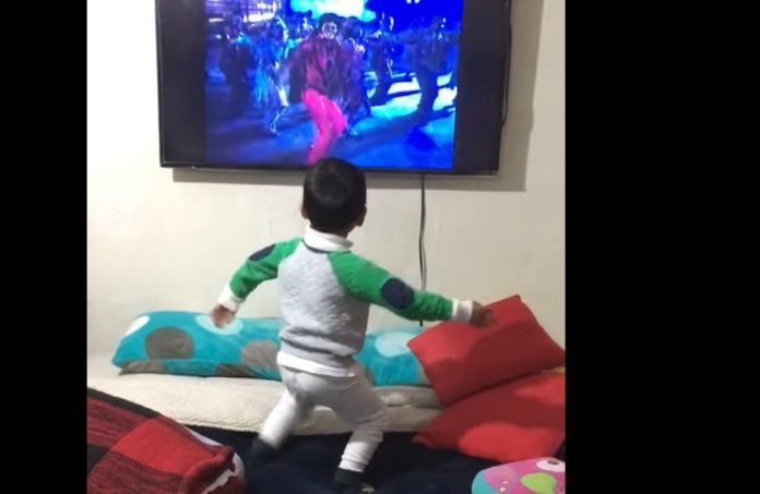 Малыш танцует под Майкла Джексона