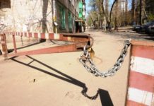 В Шымкенте собрали урожай бетонных блоков и шлагбаумов