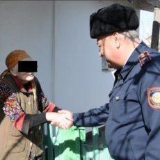 Полицейские Туркестанской области вернули пенсионерке похищенные деньги
