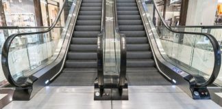 Пальма рухнула на девушку в торговом центре Астаны