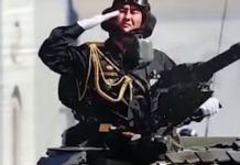 Плакат с казахстанскими танкистами по ошибке повесили на военкомат в Бишкеке Плакат с казахстанскими танкистами повесили в Бишкеке