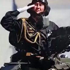 Плакат с казахстанскими танкистами по ошибке повесили на военкомат в Бишкеке Плакат с казахстанскими танкистами повесили в Бишкеке