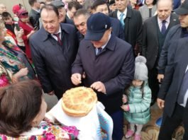 Умирзак Шукеев, аким Туркестанской области, на встречу Наурыза пришел с внучкой