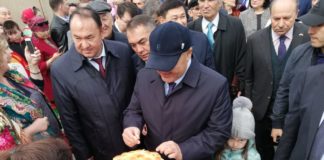 Умирзак Шукеев, аким Туркестанской области, на встречу Наурыза пришел с внучкой Умирзак Шукеев, аким Туркестанской области, на встречу Наурыза пришел с внучкой