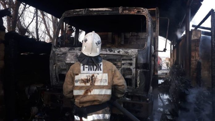 В Шымкенте в частном доме сгорел самосвал "Howo"