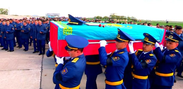 В Шымкент доставили останки майора Сабыра Токбаева, погибшего при крушении вертолета